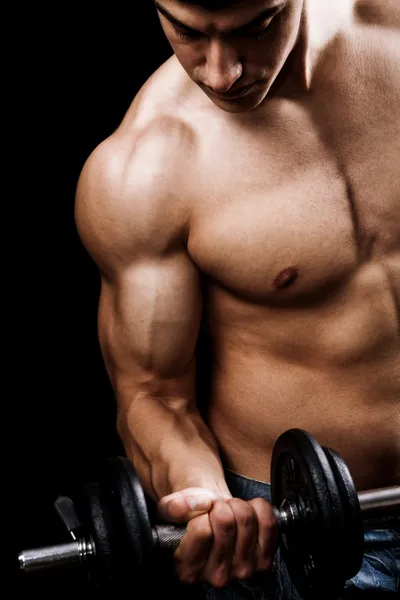 Kräftiger muskulöser Mann beim Heben von Gewichten Stockbild