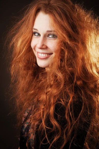 Redhead vrouw met mooie lange haren Stockfoto