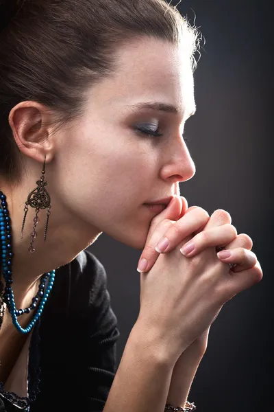 Concepto religioso - la mujer y su oración Fotos de stock