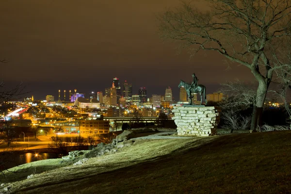 Kansas City Night Skyline desde el Scout — Foto de Stock