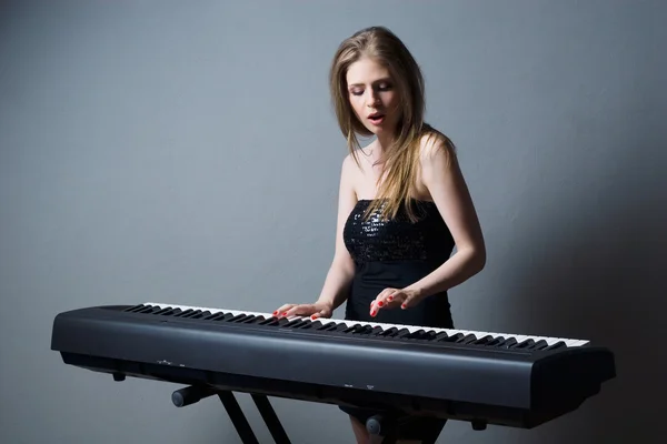 Девушка с клавишами — стоковое фото