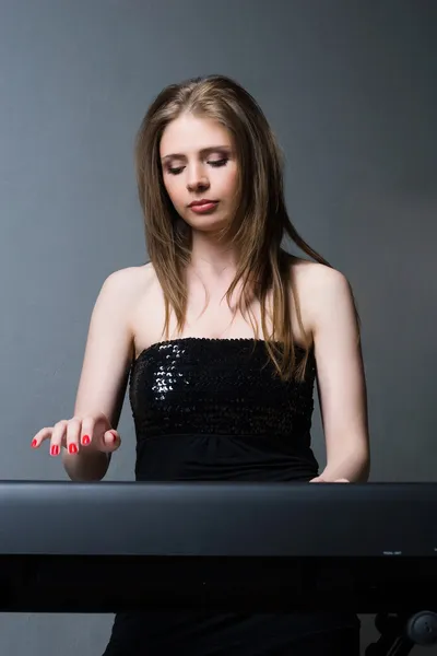 Девушка с клавишами — стоковое фото