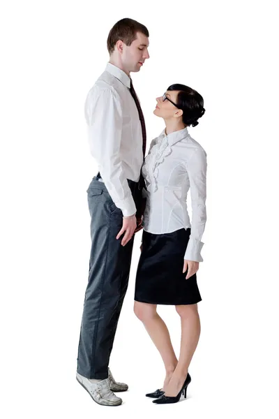 Alto empresário de pé na ponta dos pés diante de uma mulher — Fotografia de Stock