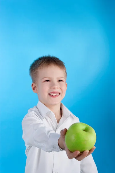Chłopiec i jabłko — Zdjęcie stockowe