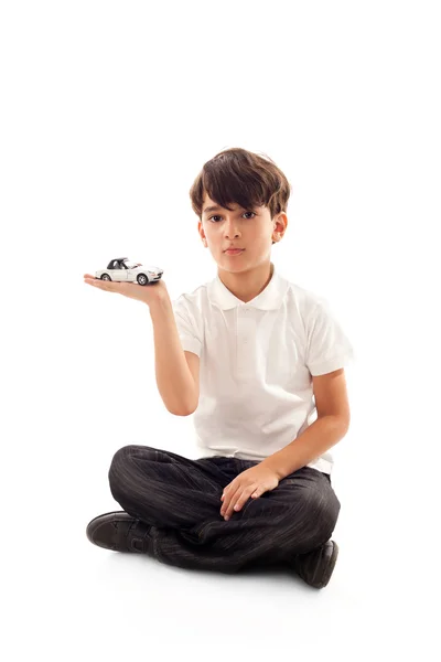 Junge hält Spielzeugauto in der Hand — Stockfoto