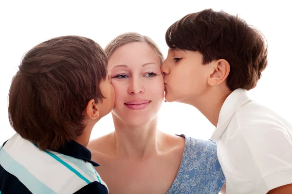 Filhos beijando — Fotografia de Stock