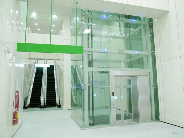 Прозрачный лифт — стоковое фото
