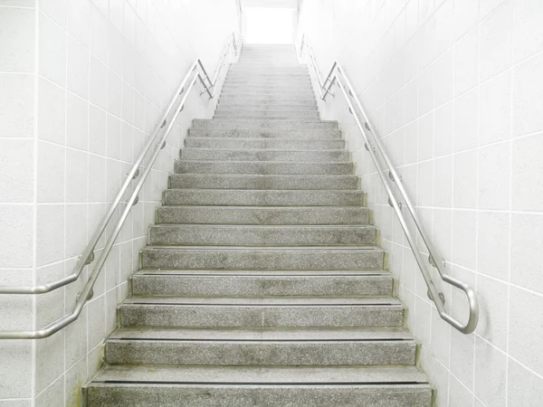Escadaria no subsolo — Fotografia de Stock