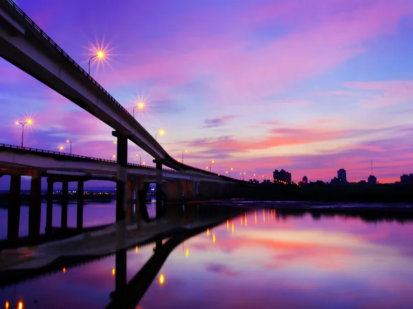 Ponte e lungofiume — Foto Stock