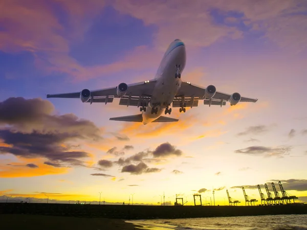 Vliegtuig vliegen over Zeekust — Stockfoto