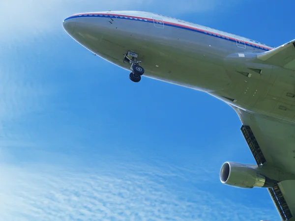 Avião debaixo do céu — Fotografia de Stock