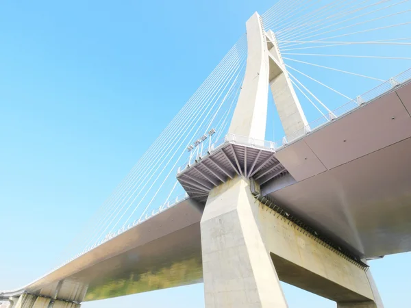 Нарисуйте мост и голубое небо — стоковое фото