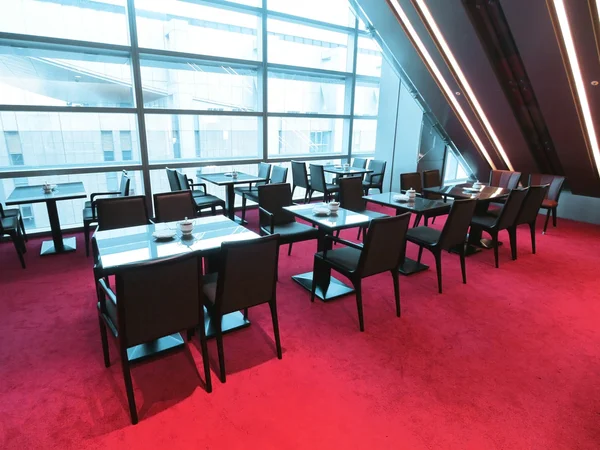 Mesas e cadeiras em restaurante — Fotografia de Stock