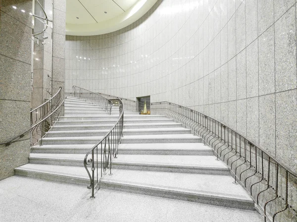 Dlouhé schodiště — Stock fotografie