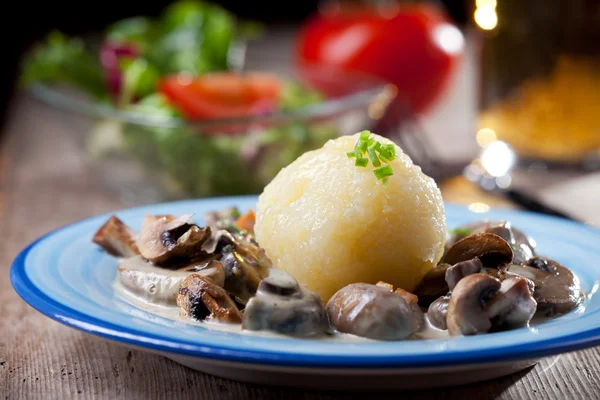 Bayerische Pilzsoße mit Kartoffelknödel — Stockfoto