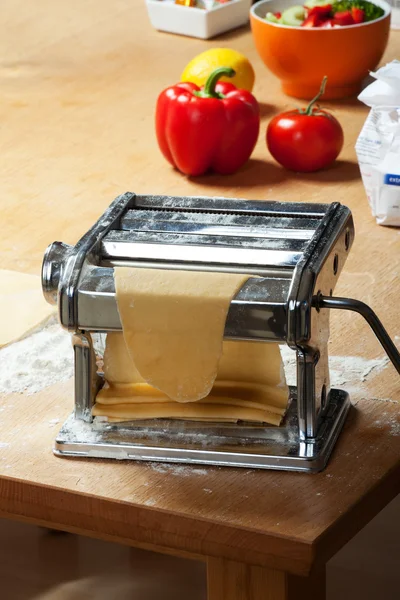 Making fresh pasta with a machine — Stock Photo, Image