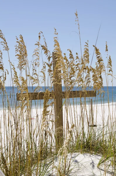 해변에 놓인 십자가 스톡 사진