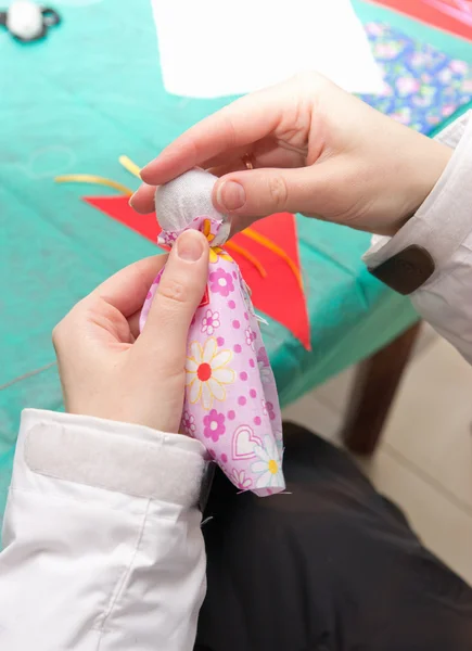 Les parents aident les enfants à fabriquer des jouets traditionnels à partir de chiffons — Photo