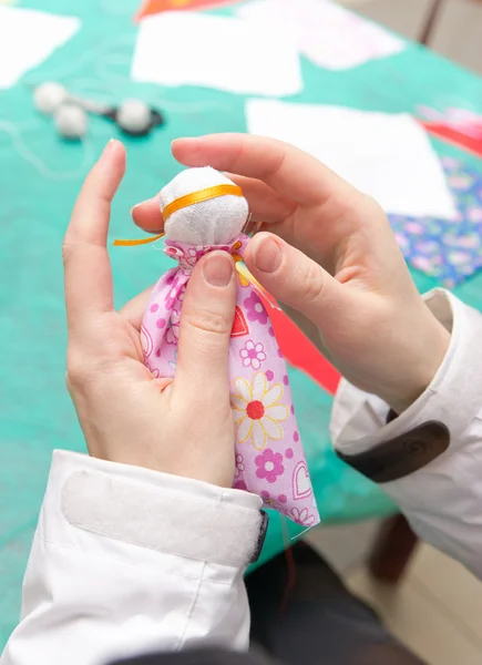 Ebeveynler için paçavra gelen geleneksel oyuncaklar çocukları yardım — Stok fotoğraf