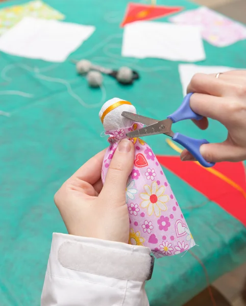 Родители помогают детям делать традиционные игрушки из тряпок — стоковое фото