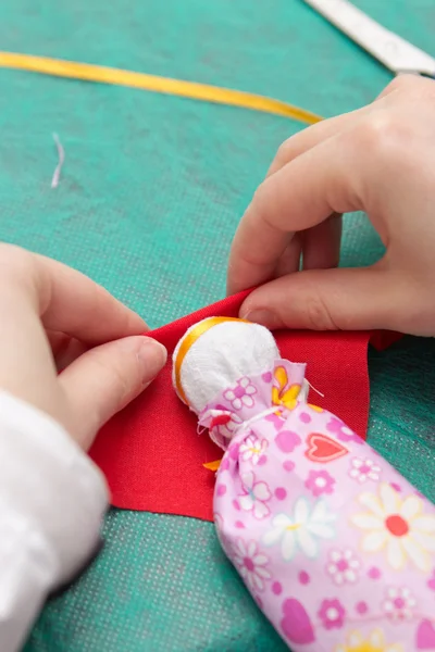 Les parents aident les enfants à fabriquer des jouets traditionnels à partir de chiffons — Photo