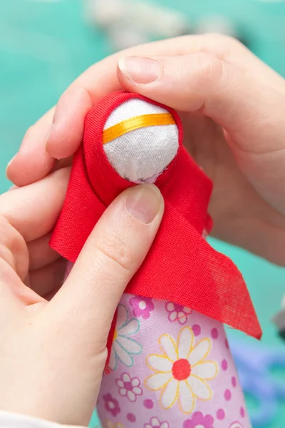 I genitori aiutano i bambini a fare giocattoli tradizionali da stracci — Foto Stock