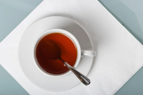 A cup of tea on a napkin. The geometric composition with copy space. — Stock Photo, Image