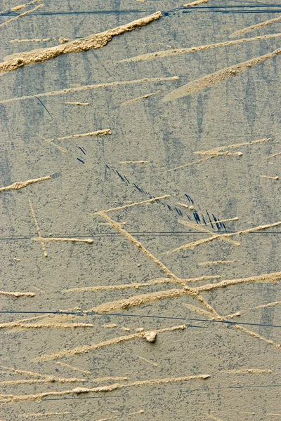 Вспышки грязи на металлическом корпусе внедорожника — стоковое фото