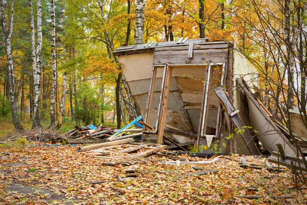 Verlassenes und zerstörtes Ferienhaus im Wald. Jetzt ist es nur noch ein Sturz. — Stockfoto