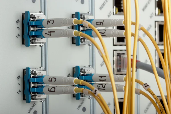 Detalle de un moderno equipo de comunicaciones instalado en un gran centro de datos . — Foto de Stock
