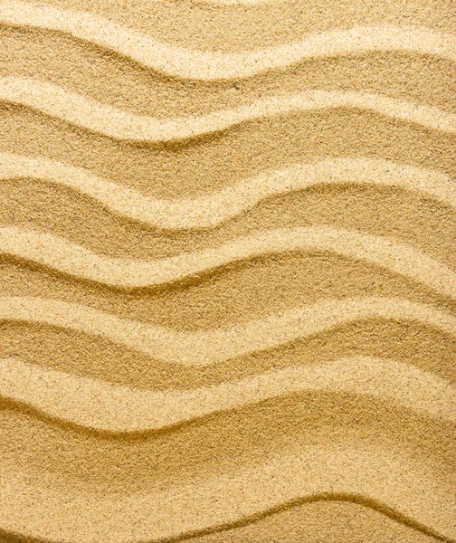 Contexte abstrait. Du sable doré pur. Le vent et l'eau ont créé une petite dune . — Photo