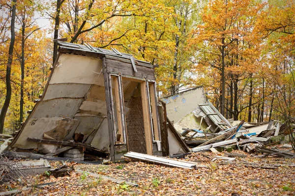 Elhagyott és romos ház az erdőben. most-a ' csak egy ősz. Stock Kép