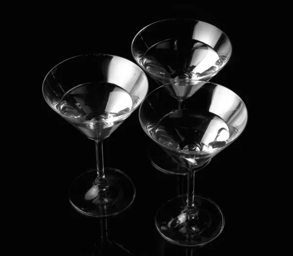 Silhouet van drie Martiniglas. zwart-wit afbeelding. vintage foto. — Stockfoto