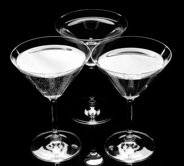 Silhouet van drie Martiniglas. zwart-wit afbeelding. vintage foto. — Stockfoto