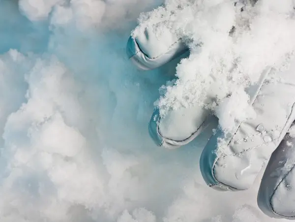 Enterrado vivo. ¡Ayuda! ¡Ayúdame! Un guante en la deriva de nieve con sombras azules profundas . —  Fotos de Stock