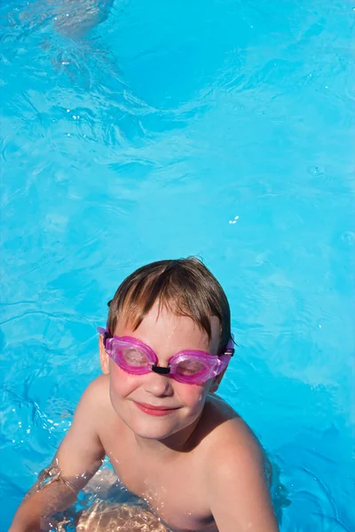 Portrait of cute boy in the swimming pool with blue water. Holidays! — Stock Photo, Image