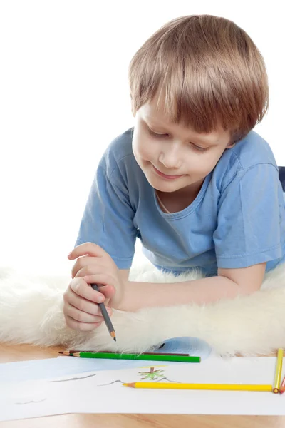 Carino sognare bambino si trova e disegnare su morbida pelliccia di pecora isolato su bianco bac — Foto Stock