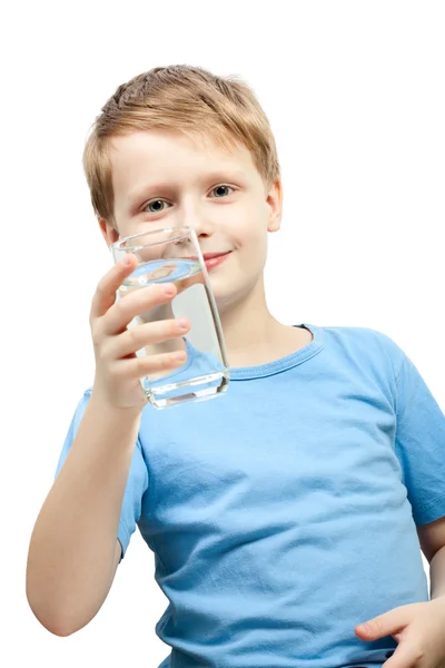 小さな男の子は水のガラスを保持します。. — ストック写真