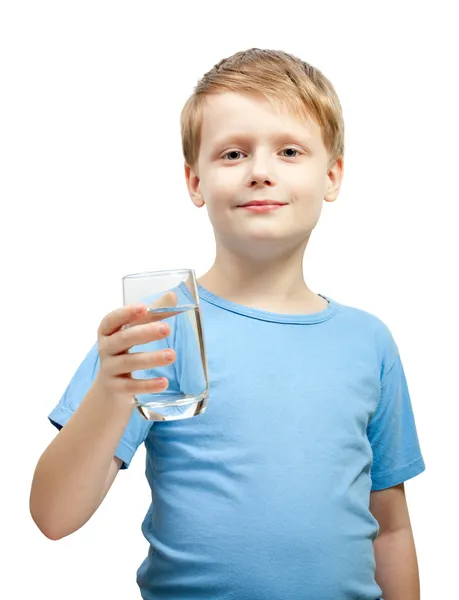 Kleiner Junge hält Glas Wasser. — Stockfoto