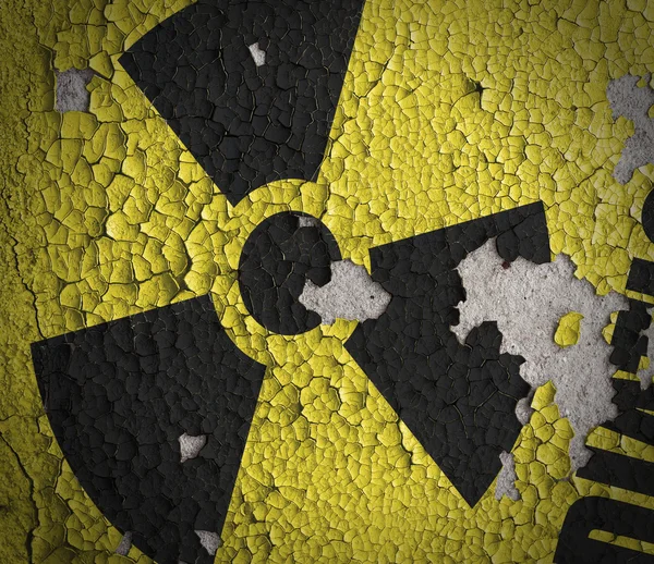 Παλιά πινακίδα της ακτινοβολίας στον τοίχο του σταθμού συγκεκριμένες grunge με peeli — Φωτογραφία Αρχείου