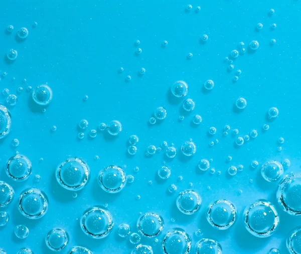 Blaues abstraktes Wasser mit Blasen. Makro. Nahaufnahme. horizontal. — Stockfoto
