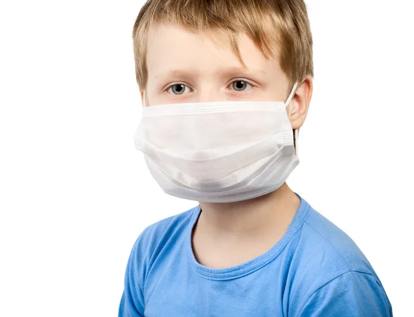 Griep ziekte kind jongen in geneeskunde gezondheidszorg chirurgische masker geïsoleerd over wh — Stockfoto