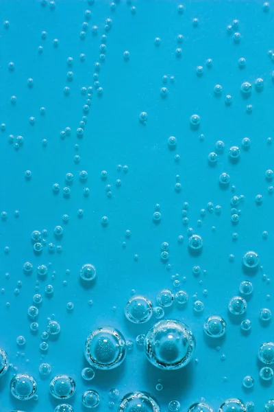 Acqua astratta blu con bolle. Macro. Primo piano. Verticale . — Foto Stock