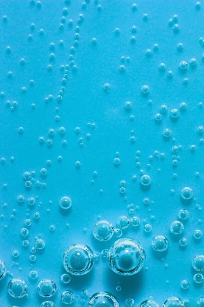 Синя абстрактна вода з бульбашками. Макро. Крупним планом. Вертикальний . — стокове фото