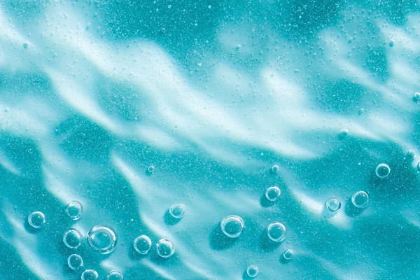 Ondulación de agua con manchas solares en agua azul abstracta con burbujas. Macro. Clos. —  Fotos de Stock