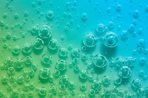 Acqua astratta blu e verde con bolle. Macro. Primo piano . — Foto Stock