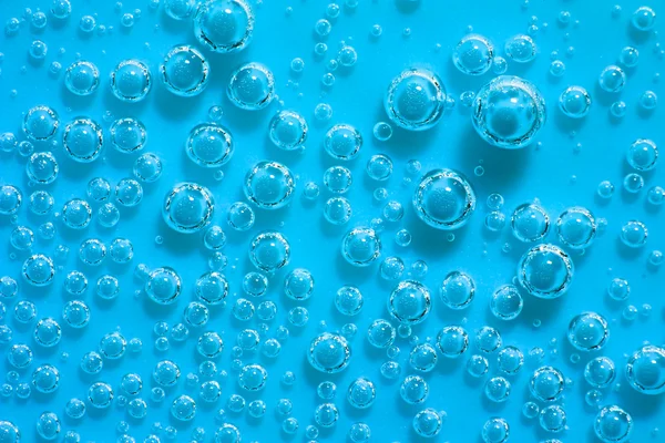 Acqua astratta blu con bolle. Macro. Primo piano . — Foto Stock