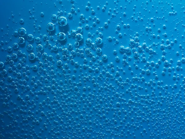 Pequeño agua abstracta cyan con burbujas. Macro. Primer plano. . — Foto de Stock