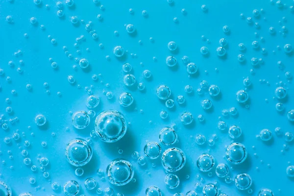 Blaues abstraktes Wasser mit Blasen. Makro. Nahaufnahme. — Stockfoto
