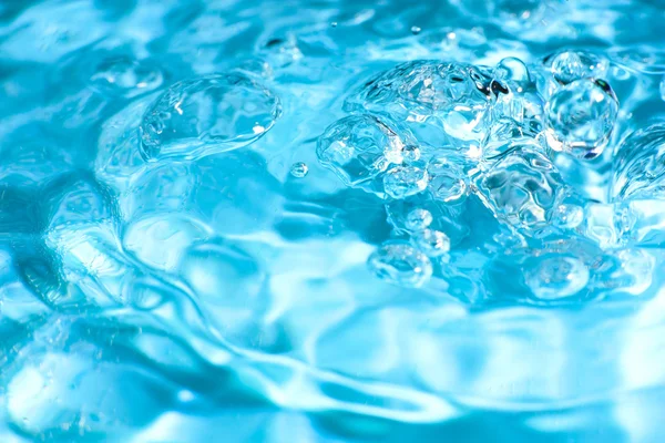 Desenfoque de agua abstracta azul con burbujas en la ondulación de agua. Macro. Primer plano. Copiar — Foto de Stock